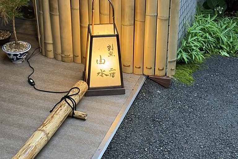 竹垣に沿ったアプローチと店の行灯