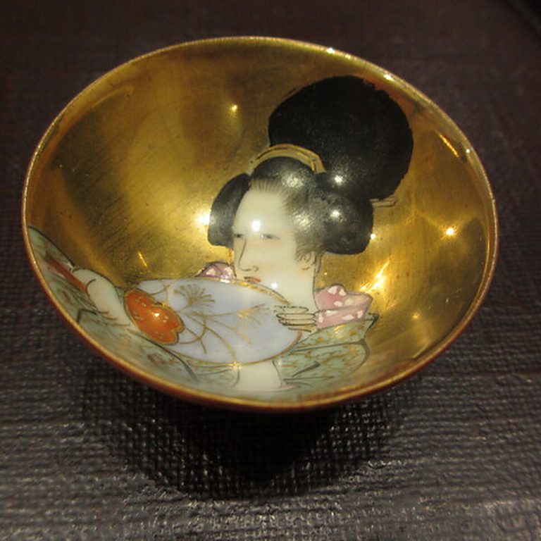 金蒔絵の椀に盛られた一品